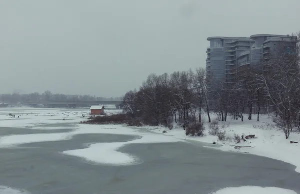 Ghiaccio sul lago in città — Foto Stock