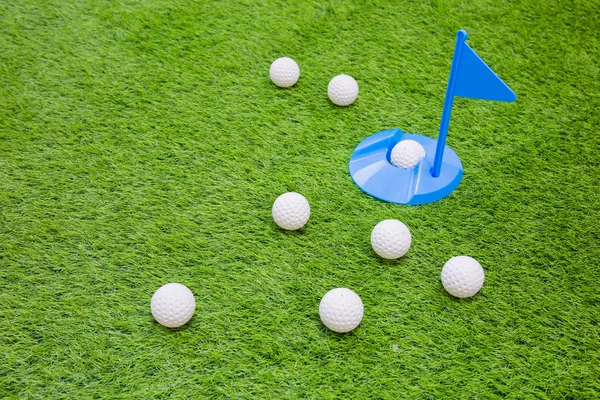 Golfbal met één in gat op gras voor achtergrond — Stockfoto