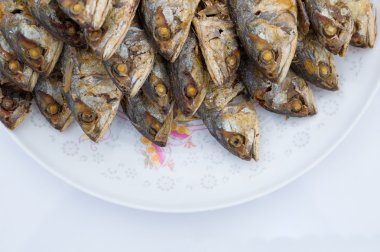 çanak üzerinde kızarmış uskumru