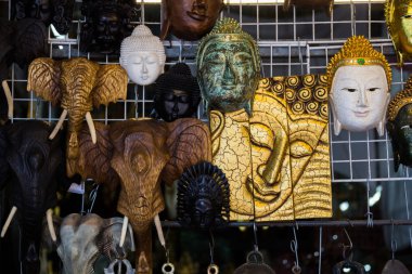 Heykel bhuddha ve hayvan asılı