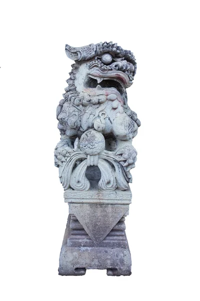 Сингха каменная скульптура в общественном храме на белом фоне — стоковое фото