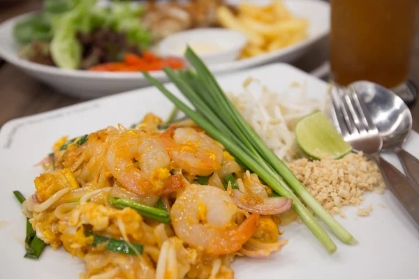 Креветки площадку тайский с другой едой на заднем плане Стоковая Картинка