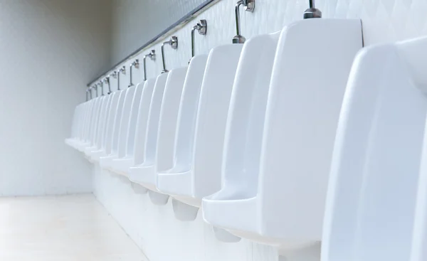 Línea de urinarios blancos en baño público, Tailandia —  Fotos de Stock