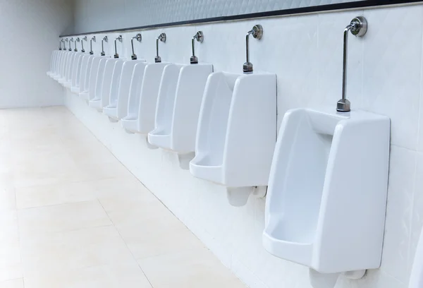 Ligne d'urinoirs blancs dans la salle de bain publique, Thaïlande — Photo