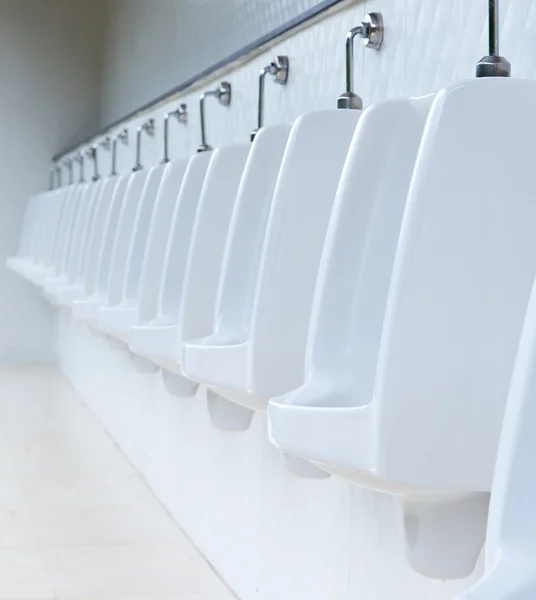 Lijn van witte urinoirs in openbare badkamer, Thailand — Stockfoto