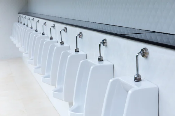 Γραμμή λευκό ουρητηρίων σε δημόσια τουαλέτα, Ταϊλάνδη — Φωτογραφία Αρχείου