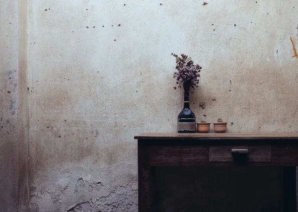 Сухой цветок на деревянном столе Стоковое Фото