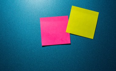 İki kağıt üzerinde mavi arka plan post it  