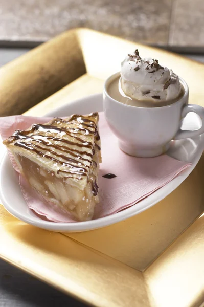 Elmalı turta ve sıcak kakao