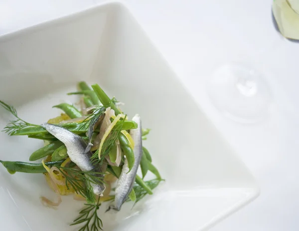 Sardalya ve yeşil fasulye salatası