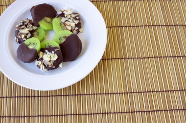 Çikolata kaplı kivi.