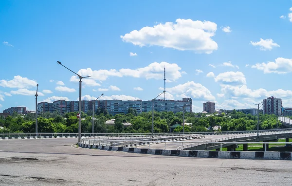 Widok na miasto w sezonie letnim — Zdjęcie stockowe