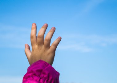 Gökyüzüne doğru uzanan kapmak bebek