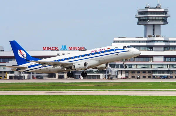 Belavia vliegtuig opstijgt op de internationale luchthaven Minsk — Stockfoto