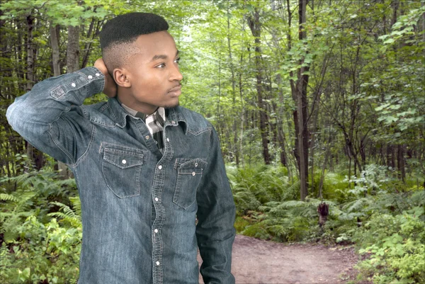 Joven mirando fijamente en el bosque — Foto de Stock