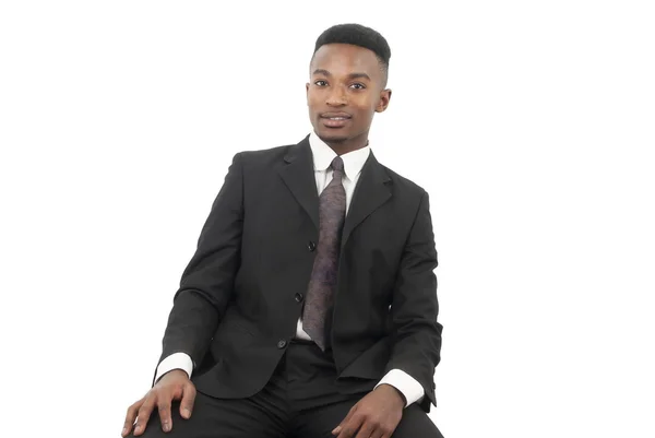 Üzletember öltöny, nyakkendő, fehér háttér előtt ülő — Stock Fotó