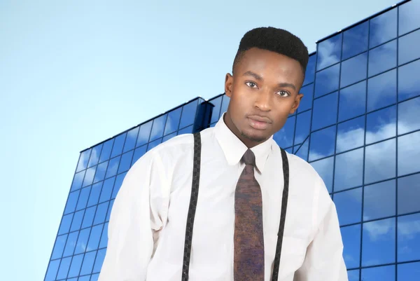 Framgångsrik affärsman bära hängslen framför en blå byggnad, — Stockfoto