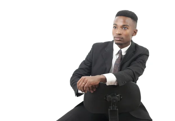 Hombre de negocios sentado en una silla con traje y corbata — Foto de Stock