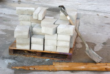 kürek ve tuğla beton zemin inşaat sahasında