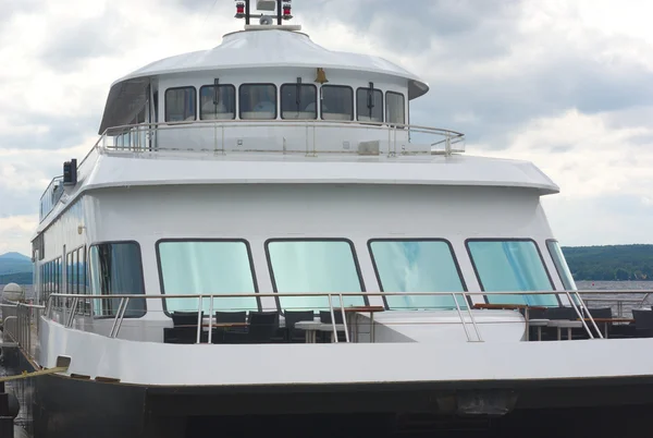 Barco navio turismo cruzeiro porto ancorado vista frontal — Fotografia de Stock