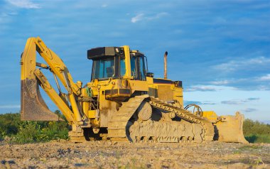 İnşaat alanı üzerinde sarı buldozer