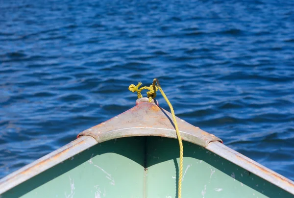 Yellow rope in front of a shallop on a lake — Stock Photo, Image