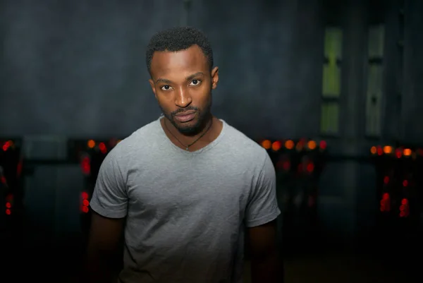 Ung Afrikansk Man Studio Porträtt Röd Led Science Fiction Mörkt — Stockfoto