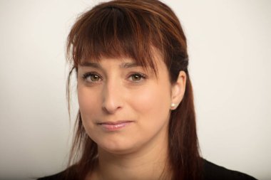 Kadın portresi stüdyo beyaz arka plan ofis çalışanı 30 yaşında iş kadını