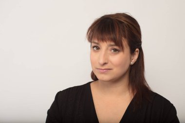 Kadın portresi stüdyosu beyaz arka plan ofis çalışanı 30 yaşında iş kadını