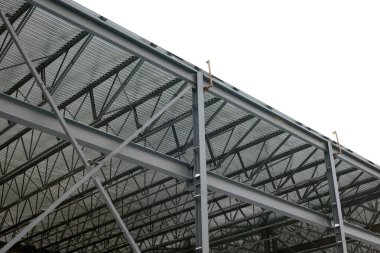 Çatı kirişleri inşaat alanının mimari metal yapısını oluşturuyor