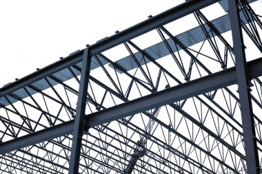 Metal yapı inşaat alanı sanayi çatı kirişleri inşa ediyor