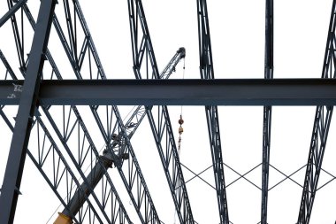 Arkaplan inşa kirişlerinde inşaat alanı metali vinç