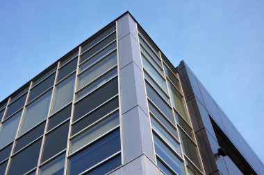 İş bürosu gökdelen köşesi camı inşa ediyor ve modern mimariyi çalıyor.