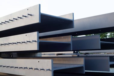 İnşaat kirişleri metal yapı kirişlerini istif ediyor