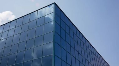 Gökdelen hızlandırılmış bulutlar işlek şehir kulesine ilerliyor karanlık gökyüzü 