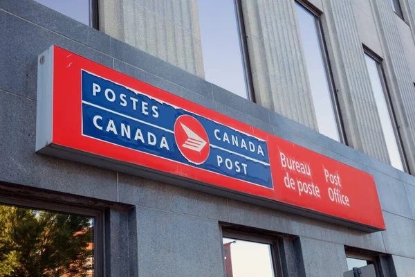 SHERBROOKE, CANADA - Le 28 juillet 2021 : Affiche de Postes Canada au bureau de poste du centre-ville de Québec Poste Canada Bureau de poste — Photo