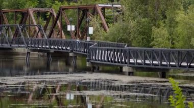 Sherbrooke, Kanada - 1 Ağustos 2021: Lac-des-Nations Park Quebec 'teki Footbridge, doğu kasabaları yaya gezginleri köprüsü hızlandırıldı