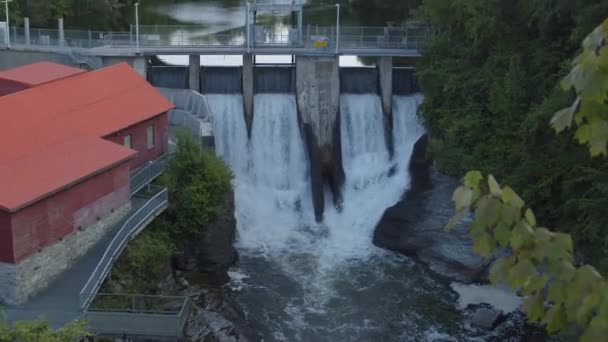 Hidrelétrica Turbina Gerador Energia Usina Cachoeiras Hidrelétrica Barragem Sherbrooke Quebec — Vídeo de Stock