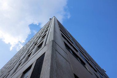 Şehir merkezindeki gökdelenin köşesi ve mavi gökyüzü.