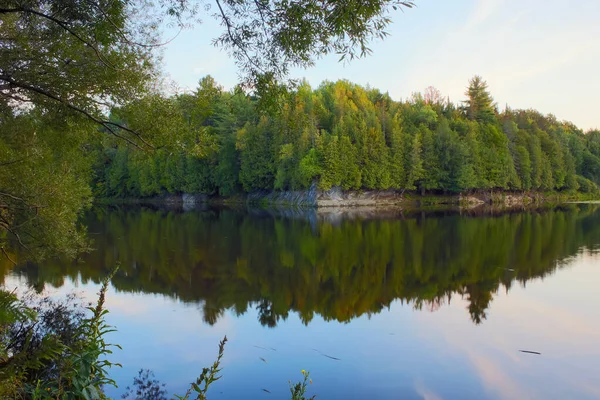 Říční Odrazy Stromy Skály Klidné Krajiny Prostředí East Angus Quebec — Stock fotografie