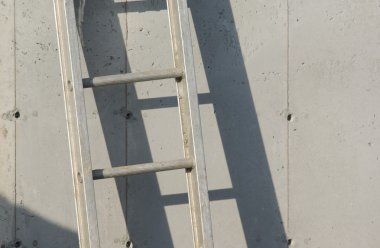 gri beton duvar merdiveninde