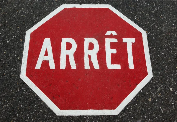 Panneau stop Québec français peint sur asphalte — Photo