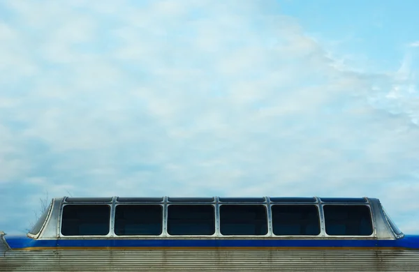 Vagão do trem da janela do passageiro no céu nublado manhã cedo — Fotografia de Stock