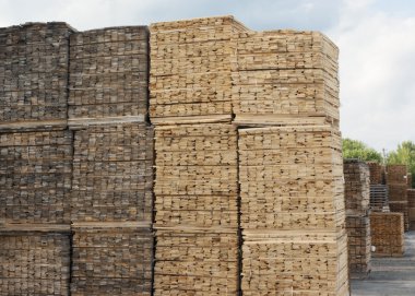 ahşap plakalar yığılmış