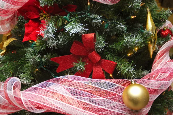 Árvore de natal perto, bolas de guirlanda e luzes — Fotografia de Stock