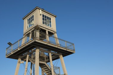 Mavi gökyüzü arka plan üzerinde gözetleme kulesi