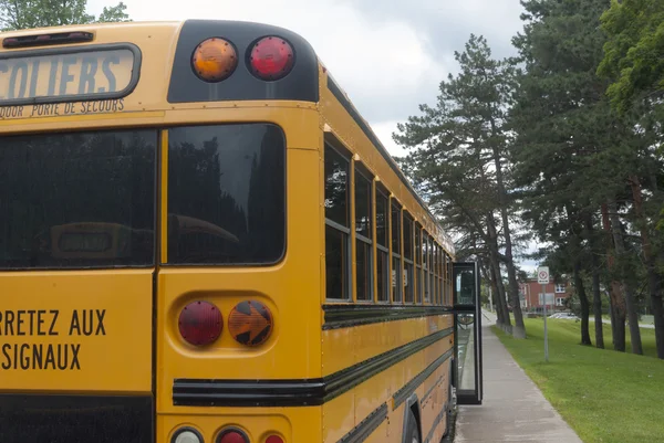 Fransız sarı okul otobüsü acil çıkış kapısı