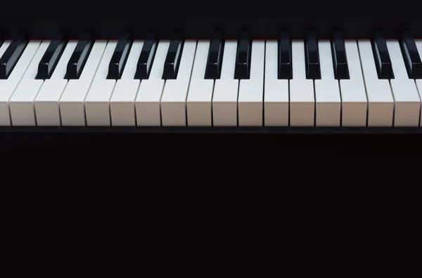 Klaviertastatur schwarzer Hintergrund — Stockfoto