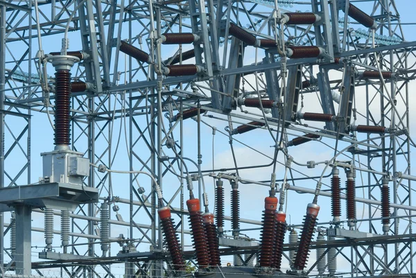 Drutu dystrybucji energii elektrycznej elektrowni wysokiego napięcia — Zdjęcie stockowe