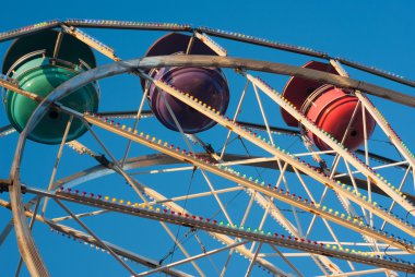 Eğlence Parkı atlıkarınca büyük tekerlek üzerinde mavi gökyüzü